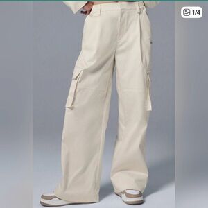 Alo Yoga High Waist Show Off Cargo Trouser in Ivory sz M
